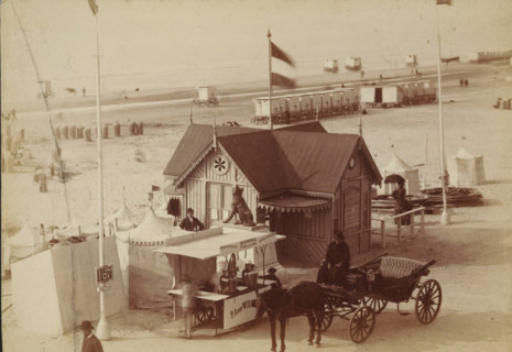 Wooden pavilion on the beach at Scheveningen, photograph, inscription: 'CP Wollrabe sen., The plate