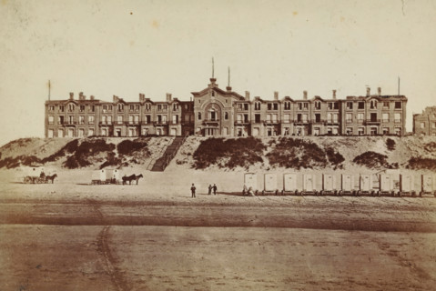 Exterior of the Oranje Hotel in Scheveningen, photograph, inscription: 'CP Wollrabe sen., The plate