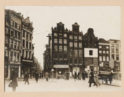 View of Sophiaplein or Muntplein in Amsterdam, photograph, annotation: ''17.2, Gift from