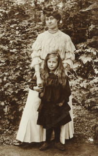 grün No 25 m. Fou ? auflage., gray at 6 fach Block, Portrait of a woman and a girl in front of a