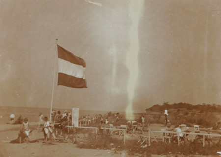 Beach at Valkeveen with the Dutch flag, photograph, inscription: 'o', Valkeveen, c. 1925 - c. 1950,