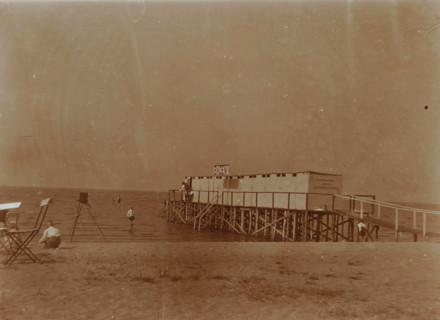 Beach at Valkeveen with changing rooms on the pier, photograph, A camera on a tripod can be seen on
