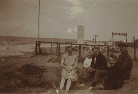 Portrait of five unknown people on the beach of Valkeveen, photograph, inscription: 'V', Valkeveen,