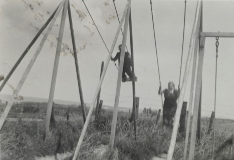 Two people swinging on the beach of Valkeveen, photograph, inscription: 'AN', number: '21',