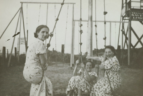 Three women on swings on the beach at Valkeveen, photograph, inscription: 'AM', inscription: