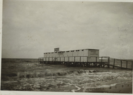 Pier with changing rooms in the Zuiderzee at the beach of Valkeveen, photograph, inscription: 'AI',