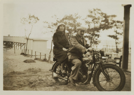 Wilhelm Ochse and Catharina Maria Groennou on a motorcycle on the beach of Valkeveen, photograph,