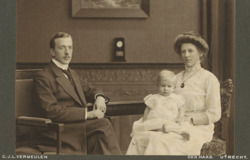 Portrait of an unknown couple and their daughter, cabinet photograph, inscription: 'CJL Vermeulen,