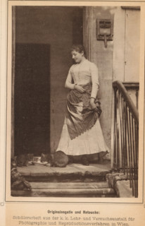 Veranda with a woman and two cats, page, photomechanical print, inscription: 'Nach einer