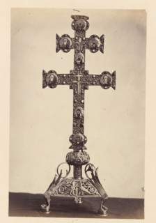 Golden cross with relic from the collection of the Soeurs de Notre-Dame de Namur, displayed at an