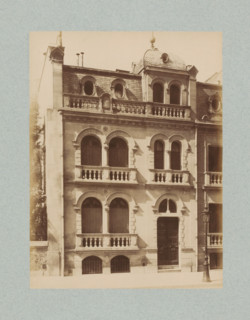 Façade of a building in Paris, photograph, This photo is part of a cover with 35 photos and a title