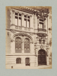 Façade of a residential house in Paris, photograph, This photo is part of a cover with 35 photos