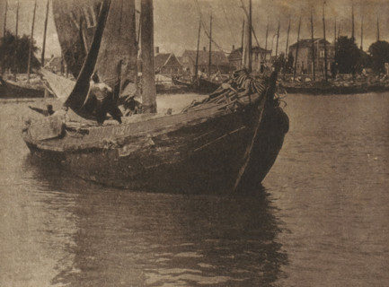 Sailboat setting sail with the sail being hoisted, page, photomechanical print, inscription: 'GB.