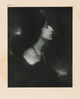 Portrait of an unknown woman, page, photomechanical print, inscription: 'US. V.', inscription: 'La