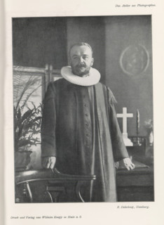 Portrait of an unknown man with collar, page, photomechanical print, inscription: 'Das Atelier aes