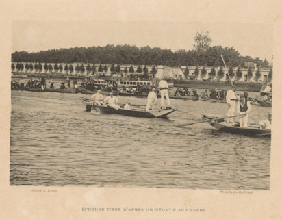 Rowers with spectators on the rowing course, page, photomechanical print, inscription: 'Épreuve