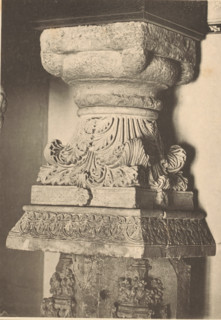 Two shots of capitals with bases in the Paulusabdij in Utrecht, Chapiteaux et bases, XIIe Siècle,