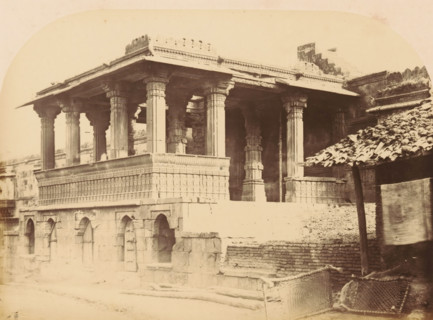 The Jumma Mosque.- Hindoo Porch in the center of the Southern Colonnade, Portal in a colonnade of