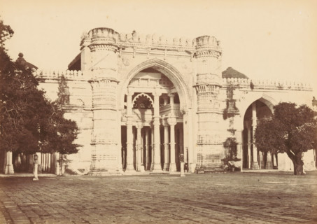 Façade of the Jama Masjid in Ahmedabad, The Jumma Mosque.- Nearer view, photograph, page, number: