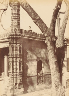 Ránee Seepree.- Northern corner of the Mosque, Decorated corner pillar of the Rani Sipri's Mosque