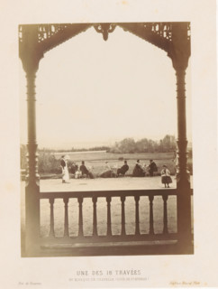 Company in front of the kiosk on the Plateau de Gravelle, Une des 16 travées du kiosque de Gravelle