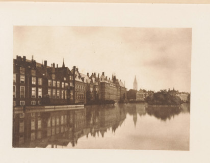 View of the Hofvijver in The Hague, page, photomechanical print, title: 'The Vyver, The Hague.',