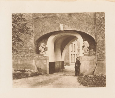 Broederpoort in Kampen, page, photomechanical print, title: 'Archway of Monks' Gate, Kampen.',