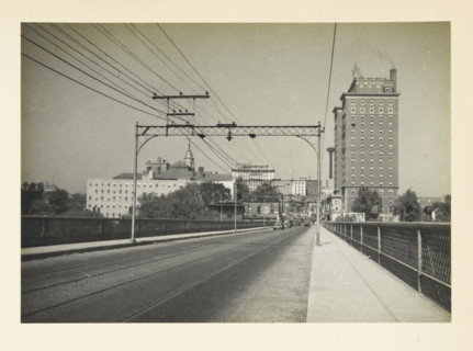 Unknown location in the United States: view in a city, Entrance of a medium-sized American city,