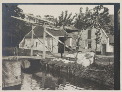 Bij Voorburg, photograph, Farm with horse and drawbridge, photographer: HC Wilkens (signed by