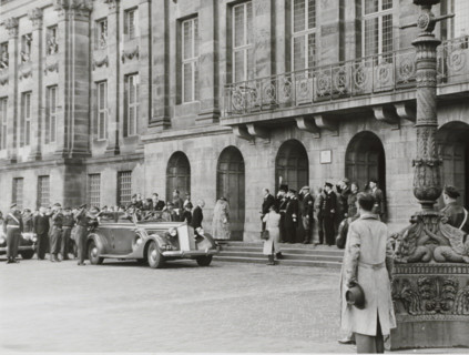 Queen Wilhelmina enters the Royal Palace in Amsterdam during her official return to Amsterdam,