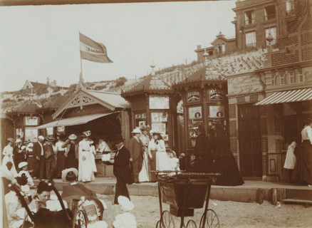 At the Beach, photograph, photographer: attributed to Willem de Jong, Scheveningen, photographer: