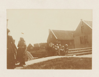 Women and children in Marken, photograph, Children and women in traditional costume on the street