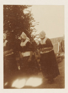 Volendam, photograph, Women in traditional costume in Volendam. Part of the loose-leaf photo album