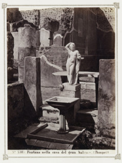 Remains of a house in Pompeii with a statue and a fountain, Fontana nella casa del gran balcone