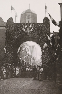 Willemstraat., Triumphal arch in the Willemstraat during the April festivities in 1887 in