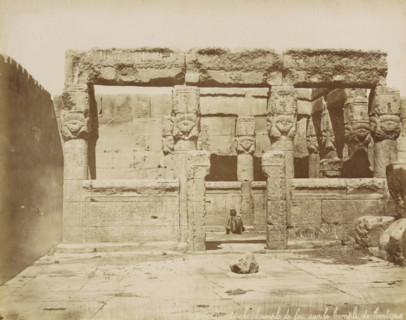 Dendérah, Temple de feu sur le temple de Tentyris, Temple complex of Dendera, photograph, Part of