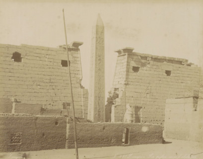 Louqsor Le pylon avec l'obelisque, Pylon with obelisk in Luxor, photograph, Part of Travel album
