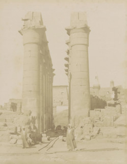 Temple of Luxor, Louksor Grande colonnade prize de profil, Colonnade with rails in Luxor (former