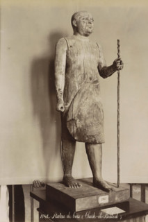 Wooden statue of a man with a staff (Cheik-el-Baled), Statue de bois (Cheik-el-Baled), photograph,