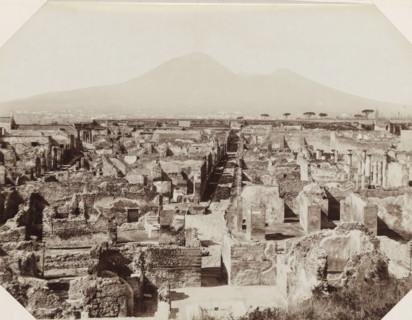 View of the ruins of Pompeii at the foot of Mount Vesuvius, Pompei: panorama e Vesuvio, City of