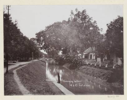View of a house and the water of Gunung Sahari in Batavia, Goenoeng sahari., album page,