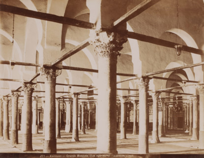 Kairouan, Grande Mosquée (vue intérieure), Courtyard of the Great Mosque of Kairouan, photograph,