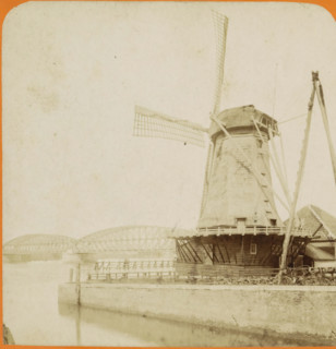 View of a mill and the railway bridge over the Oude Maas near Dordrecht, Dordrecht. Pont du chemin