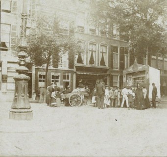 The Hague, Street scene with puppet show in The Hague, stereograph, inscription: 'RBK',