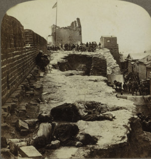 Victims of the Battle at Tientsin in China, stereograph, inscription: 'We are just inside the