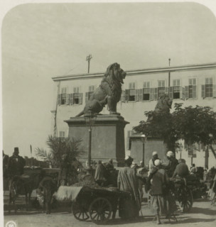 Entrance of Qasr al-Nil Bridge, Cairo, Cairo. Die Brücke von Kasr el Nil, stereograph, number: '6',