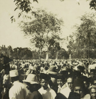 Crowd of people in a square, possibly on Borneo, Indonesia, stereograph, 1900 - 1940, photographer,