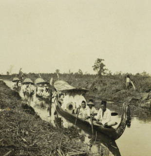 Some boats on the Sungai Martapura river, with both Europeans and original inhabitants of Borneo,