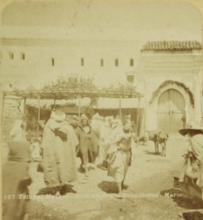Tetuan. Mosque de la place des Babucheros. Maroc, Passers-by on the Babucheros Square in Tétouan,