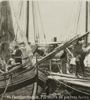 Turkish sailors in a port in Istanbul, Porteurs de pierres turcs, Constantinople, stereograph,